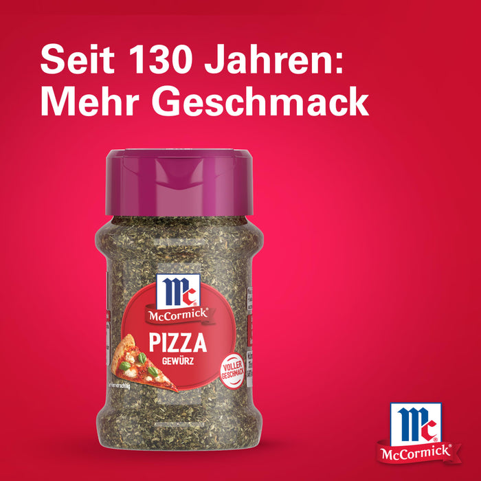 Eine Flasche Srpet Pizza Seas X06-Ge von McCormick wird vor einem leuchtend roten Hintergrund mit dem Text Seit 130 Jahren Mehr Geschmack präsentiert.