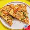 Zwei Stücke Gemüsepizza mit Tomaten, grüner Paprika und roten Zwiebeln sind mit Srpet Pizza Seas X06-Ge gewürzt und werden auf einem weißen Teller mit dem McCormick Logo präsentiert.