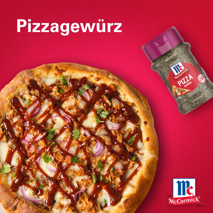 Eine Flasche Srpet Pizza Seas X06-Ge wird neben einer frisch gebackenen Barbecue Chicken Pizza mit roten Zwiebeln und Koriander vor einem leuchtend roten Hintergrund präsentiert.