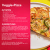 Ein Rezept für Veggie-Pizza mit Srpet Pizza Seas X06-Ge neben einer Nahaufnahme eines frisch gebackenen Stücks mit Tomaten und grünem Paprika.