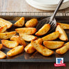 Goldbraune Kartoffelspalten, die mit Srpet Potatoe Seas X06-Ge gewürzt sind, werden auf einem Backblech neben einem McCormick-Logo serviert.