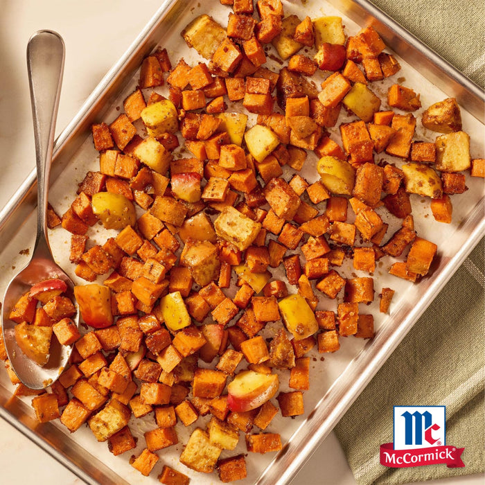 Ein Backblech gefüllt mit gerösteten Süßkartoffeln und Äpfeln gewürzt mit Srpet Potatoe Seas X06-Ge neben einem McCormick Logo.