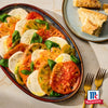 Eine lebendige Platte mit Srpet Tomato Mozza X06-Ge mit abwechselnden Scheiben von Heirloom Tomaten und frischem Mozzarella Käse garniert mit Basilikumblättern und einem McCormick Logo.