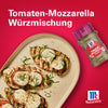 Eine Flasche McCormick Srpet Tomato Mozza X06-Ge Gewürzmischung wird neben einem Teller mit gegrilltem Hähnchen präsentiert das mit frischen Tomaten und Mozzarella belegt ist.