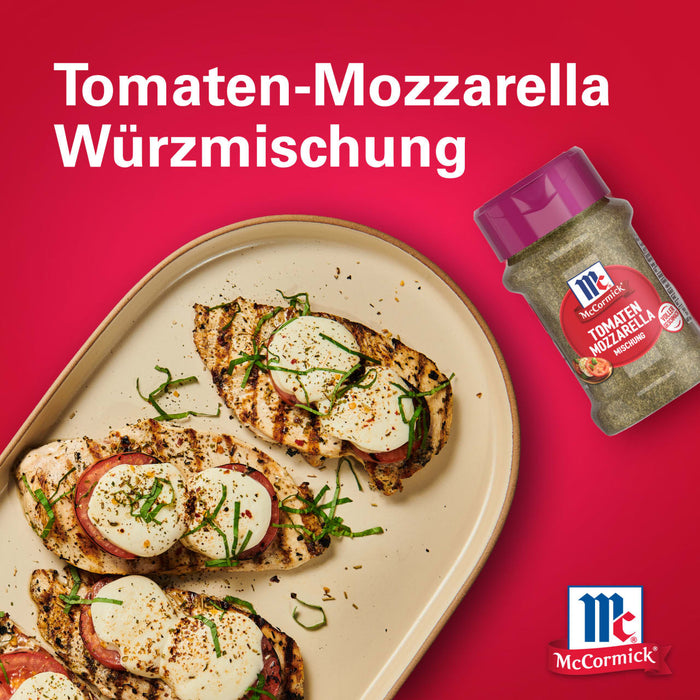 Eine Flasche McCormick Srpet Tomato Mozza X06-Ge Gewürzmischung wird neben einem Teller mit gegrilltem Hähnchen präsentiert das mit frischen Tomaten und Mozzarella belegt ist.