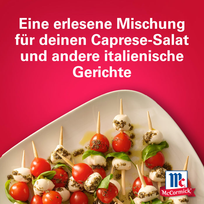Eine lebendige Anzeige für Srpet Tomato Mozza X06-Ge von McCormick zeigt Spieße mit frischen Kirschtomaten und Mozzarellakugeln, die mit Kräutern und Olivenöl auf einem kräftigen roten Hintergrund angerichtet sind.