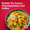 Eine Schüssel Hähnchencurry auf gelbem Reis serviert und mit Srpet Turmeric X06-Ge von McCormick gewürzt.